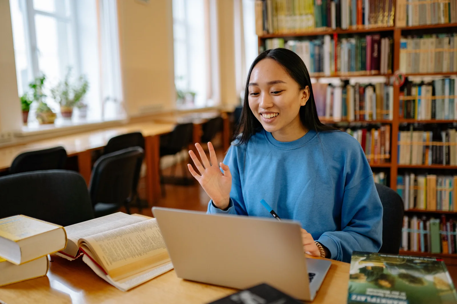 A student participating in an online lecture